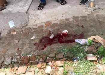 রাত সাড়ে তিনটায় হত্যাস্থলের রক্ত পানি দিয়ে ধুয়ে ফেলে পুলিশ