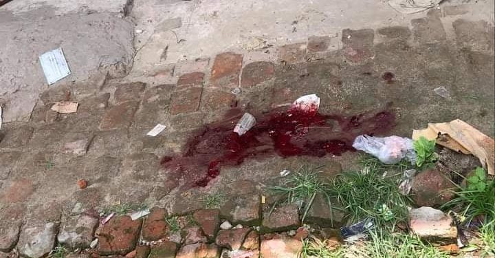 রাত সাড়ে তিনটায় হত্যাস্থলের রক্ত পানি দিয়ে ধুয়ে ফেলে পুলিশ