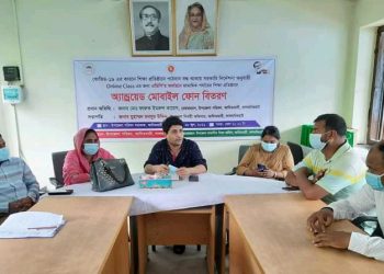 আদিতমারীতে বিভিন্ন শিক্ষা প্রতিষ্ঠানে এন্ড্রয়েড মোবাইল ফোন বিতরণ