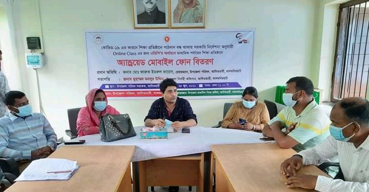 আদিতমারীতে বিভিন্ন শিক্ষা প্রতিষ্ঠানে এন্ড্রয়েড মোবাইল ফোন বিতরণ