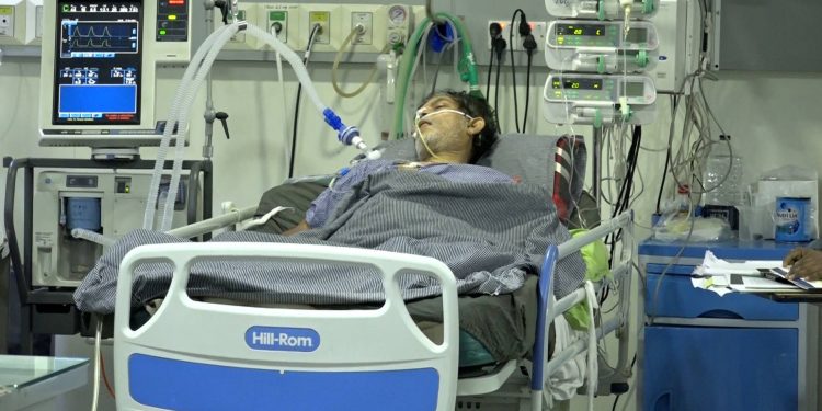 আইসিইউ ও শয্যা সংকটে চট্টগ্রাম