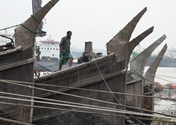 সাগরের মাছ ধরায় চলছে নিষেধাজ্ঞা, বাজারে দাম বাড়তি সব মাছের