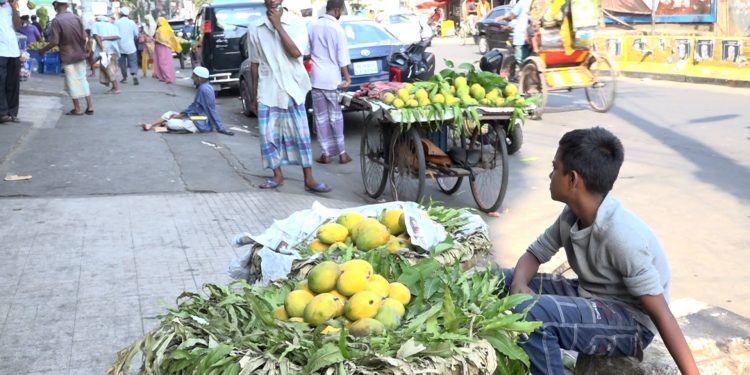 বিধিনিষেধে ক্রেতা সংকটে পাইকারি ও খুচরা ফল ব্যবসায়ীরা