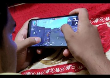 শিক্ষা ব্যবস্থা এখন অনলাইনে, অধিকাংশ শিক্ষার্থীই আসক্ত হচ্ছেন মুঠোফোনে