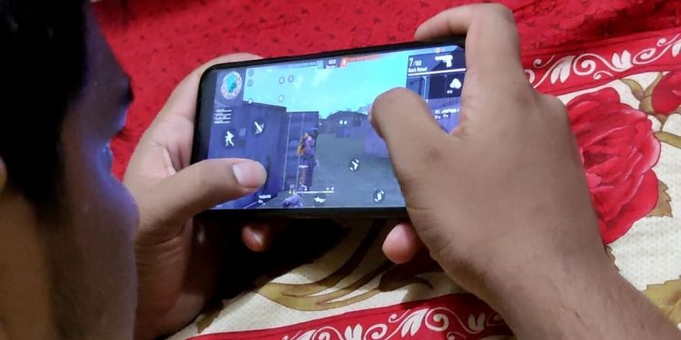 শিক্ষা ব্যবস্থা এখন অনলাইনে, অধিকাংশ শিক্ষার্থীই আসক্ত হচ্ছেন মুঠোফোনে