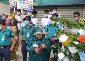 রঙ বেরঙের মাস্ক গাছে, পাবেন বিনামূল্যে