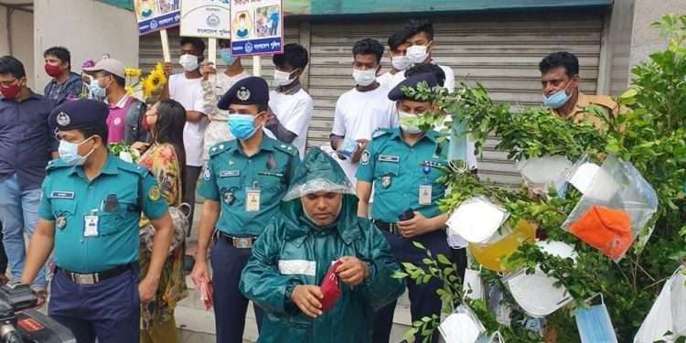 রঙ বেরঙের মাস্ক গাছে, পাবেন বিনামূল্যে
