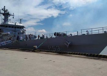 দুটি অক্সিজেন প্ল্যান্ট নিয়ে চট্টগ্রামে ভারতীয় নৌবাহিনীর জাহাজ