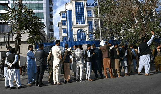 সহায়তা বন্ধ, ব্যাংক বন্ধ, হাতে অর্থ নেই আফগানদের