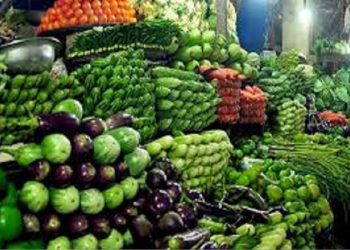 কাঁদছেন  নিম্ন-মধ্যবিত্ত ক্রেতা