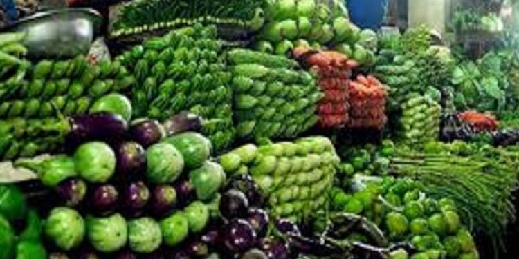 কাঁদছেন  নিম্ন-মধ্যবিত্ত ক্রেতা