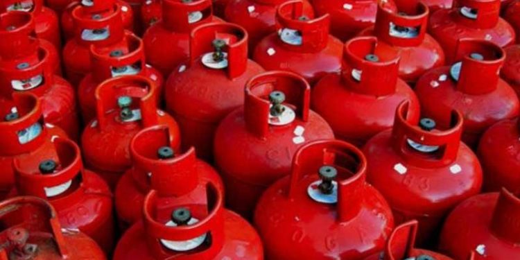 এলপিজি গ্যাসের দাম এবার নাগালের বাহিরে