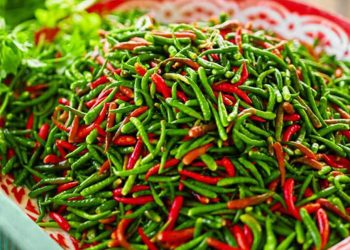 দাম কমেছে পেঁয়াজ কাঁচা মরিচের হিলিতে