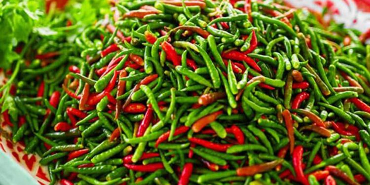 দাম কমেছে পেঁয়াজ কাঁচা মরিচের হিলিতে