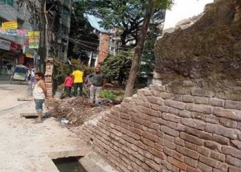 বাবার হাত ধরে স্কুলে যাওয়ার পথে দেয়াল ধসে মারা গেলো জিহাদ