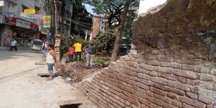 বাবার হাত ধরে স্কুলে যাওয়ার পথে দেয়াল ধসে মারা গেলো জিহাদ