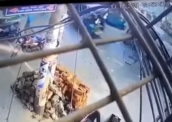 মুরাদপুরে ছাত্রলীগ নেতার প্রকাশ্য কোপাকুপি