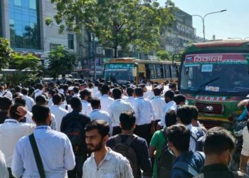 বাস মালিকরা মেনে নিলেন শিক্ষার্থীদের দাবি