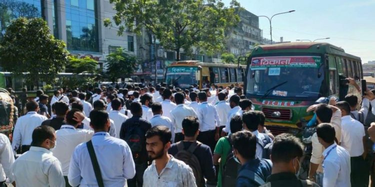 বাস মালিকরা মেনে নিলেন শিক্ষার্থীদের দাবি