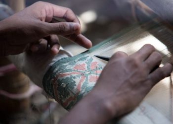 লোকসানে তাঁতিরা,সুতার দাম বেশি