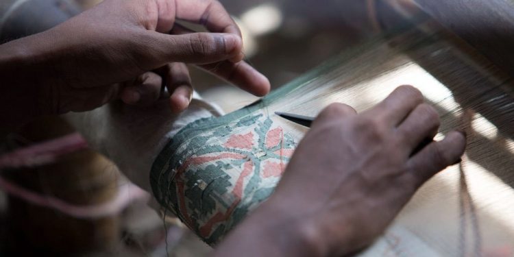 লোকসানে তাঁতিরা,সুতার দাম বেশি