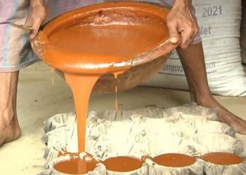 গাছিরা ব্যস্ত  খেজুরের রস-গুড় তৈরিতে