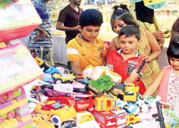 বিক্রেতাদের মুখে হাসি বাণিজ্য মেলায়