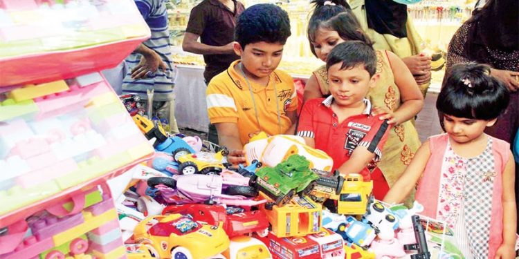 বিক্রেতাদের মুখে হাসি বাণিজ্য মেলায়