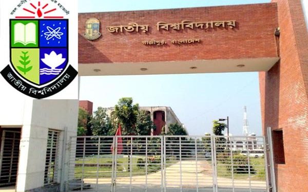 শিক্ষার্থীদের বিক্ষোভ বাণিজ্য মেলা খোলা রেখে পরীক্ষা স্থগিত করায়