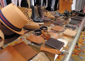 বাণিজ্য মেলায় চামড়াজাত পণ্যই বেশি বিক্রি হচ্ছে