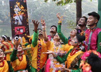 ঋতুরাজকে বরণ করোনাকে উপেক্ষা করে