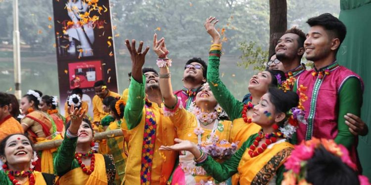 ঋতুরাজকে বরণ করোনাকে উপেক্ষা করে