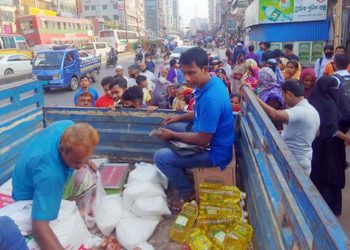 টিসিবির পণ্য বিক্রিতে গা ঘেঁষে দাঁড়িয়ে লাইন