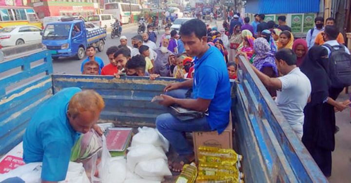 টিসিবির পণ্য বিক্রিতে গা ঘেঁষে দাঁড়িয়ে লাইন