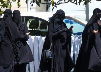 ভারতে শিক্ষাপ্রতিষ্ঠানে হিজাব নিষিদ্ধ নিয়ে বিতর্ক চলছে