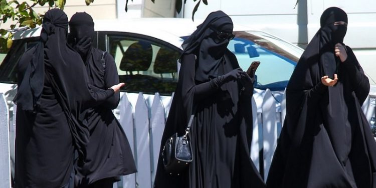 ভারতে শিক্ষাপ্রতিষ্ঠানে হিজাব নিষিদ্ধ নিয়ে বিতর্ক চলছে