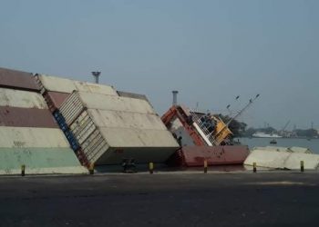 কন্টেইনার লোড এর সময়, পোর্ট সাইড কাত!