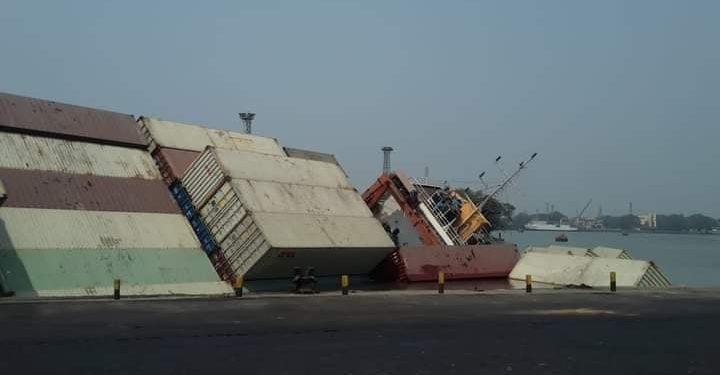 কন্টেইনার লোড এর সময়, পোর্ট সাইড কাত!