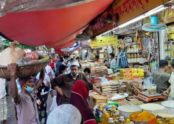 বাজারে লাগাম ছাড়া নিত্যপণ্যের দাম, খেয়ে পরে বাঁচাটাই এখন মুশকিল