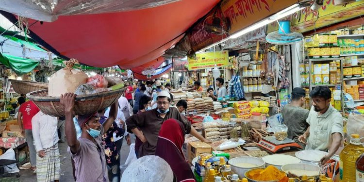 বাজারে লাগাম ছাড়া নিত্যপণ্যের দাম, খেয়ে পরে বাঁচাটাই এখন মুশকিল