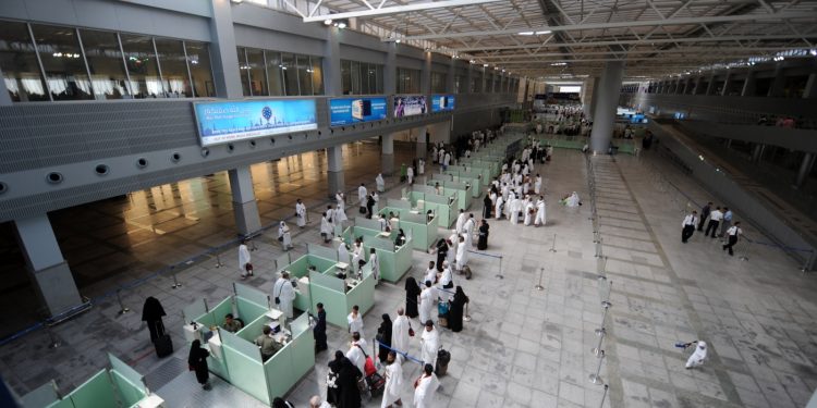 সৌদিতে বাংলাদেশ বিমানের যাত্রীরা পড়েছেন চরম ভোগান্তিতে