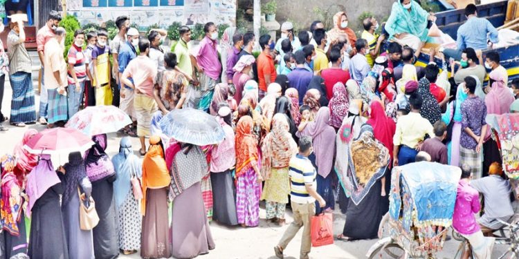 সকাল থেকে লাইনে দাঁড়িয়ে বিকেলে খালি হাতে ফেরা