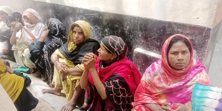 শিবগঞ্জে ভাতাভোগীদের কার্ড মিলছে না টাকা ছাড়া