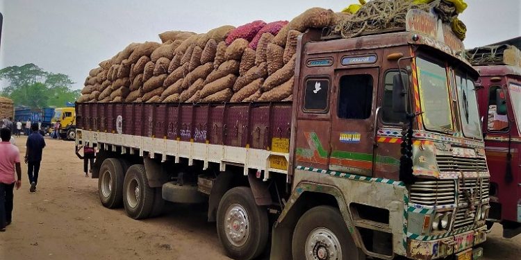 ভারতীয় পেঁয়াজ আসায় প্রভাব পড়েছে  দেশের বাজারে