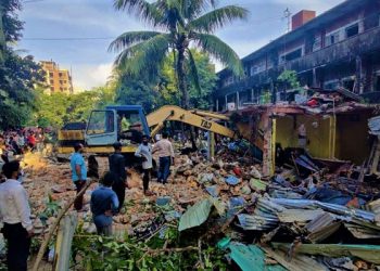 খুলশীতে উচ্ছেদ অভিযানে বিহারীদের কাছ থেকে রেলের আড়াই একর জমি উদ্ধার