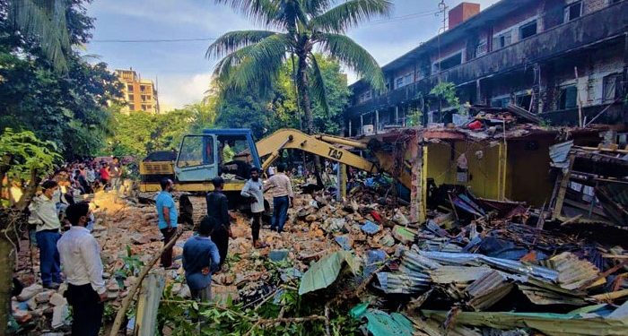 খুলশীতে উচ্ছেদ অভিযানে বিহারীদের কাছ থেকে রেলের আড়াই একর জমি উদ্ধার