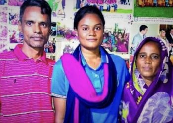 আনন্দের দিনে সাফজয়ী আঁখির বাবাকে শাসিয়ে গেল পুলিশ!