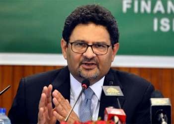 পাকিস্তানের অর্থমন্ত্রীর পদত্যাগ