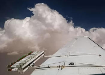 লবণ ছিটিয়ে কৃত্রিমভাবে বৃষ্টি ঝরানো হচ্ছে সংযুক্ত আরব আমিরাতে