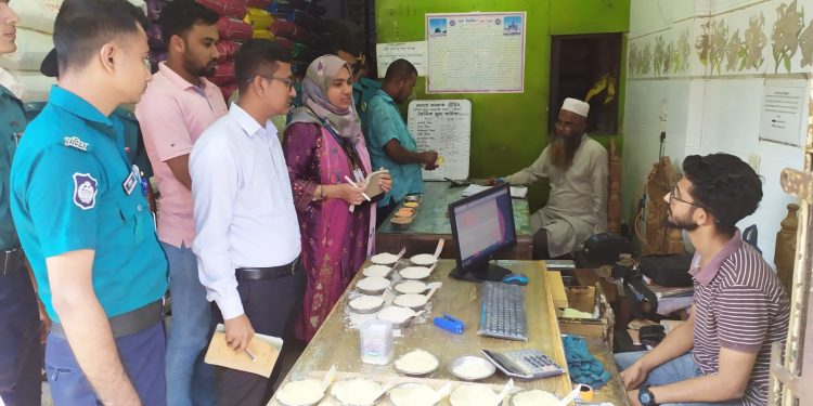 পাহাড়তলী বাজারে অভিযান পরিচালনা করে ৮০ হাজার টাকা জরিমানা
